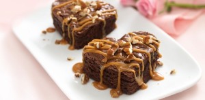 caramel-drizzled-brownie-hearts